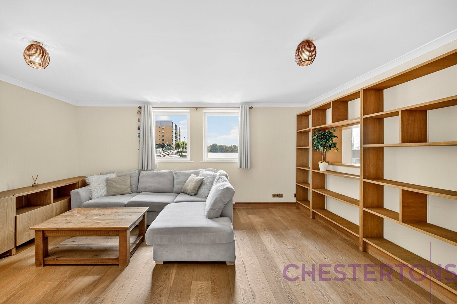 Flat Pepper Street in Greater London