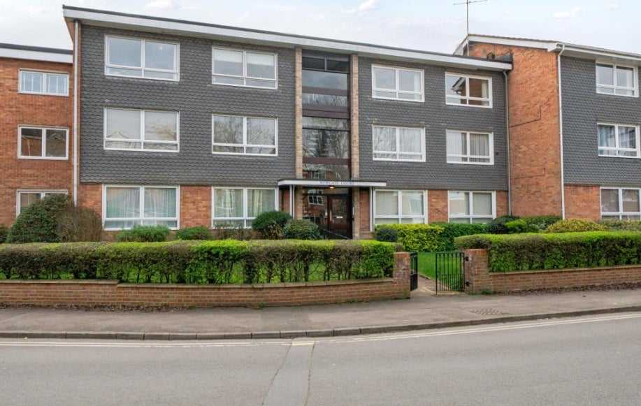 Flat Meadow Road in Henley on Thames