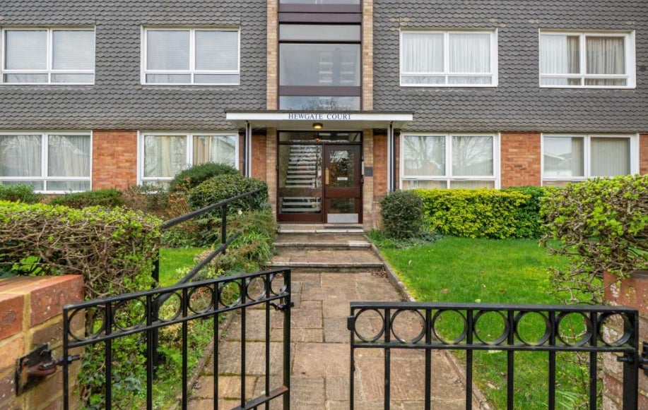 Flat Meadow Road in Henley on Thames