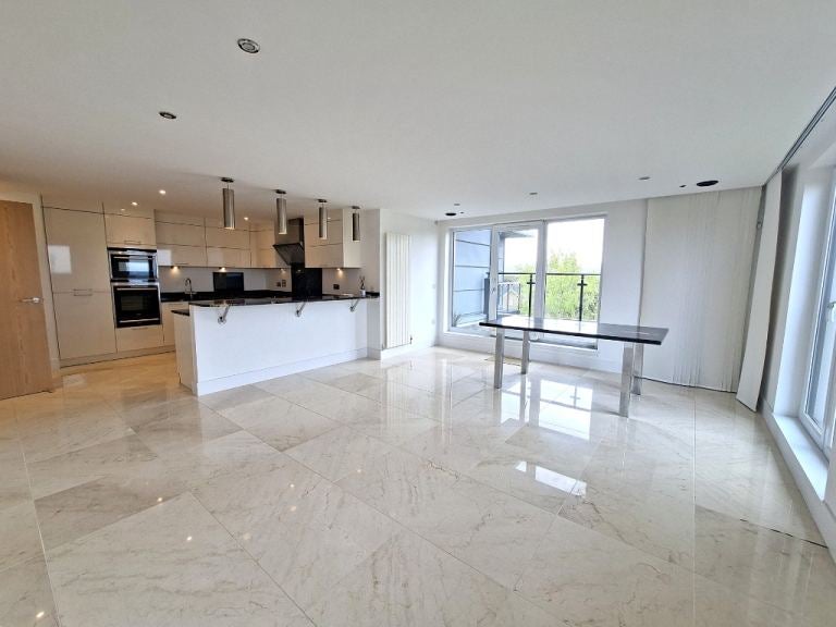 Flat Burnbrae Park in City of Edinburgh