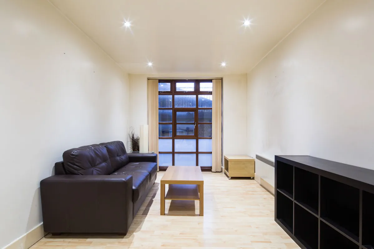 Flat Commercial Road in Greater London