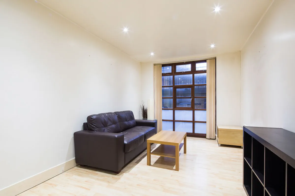 Flat Commercial Road in Greater London