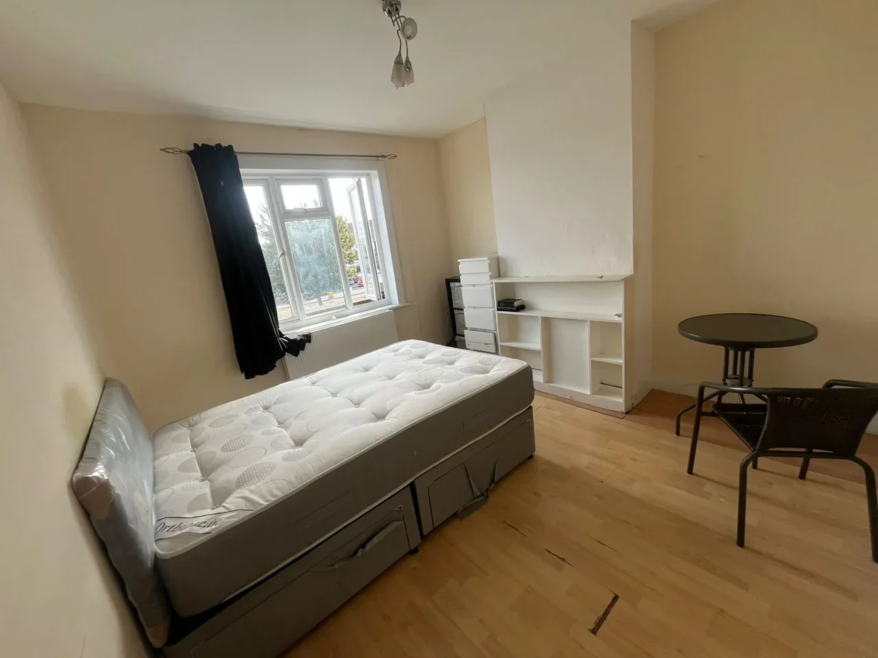 Room Midfield Parade in Greater London