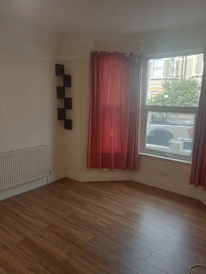 Flat Ballater Road in Greater London