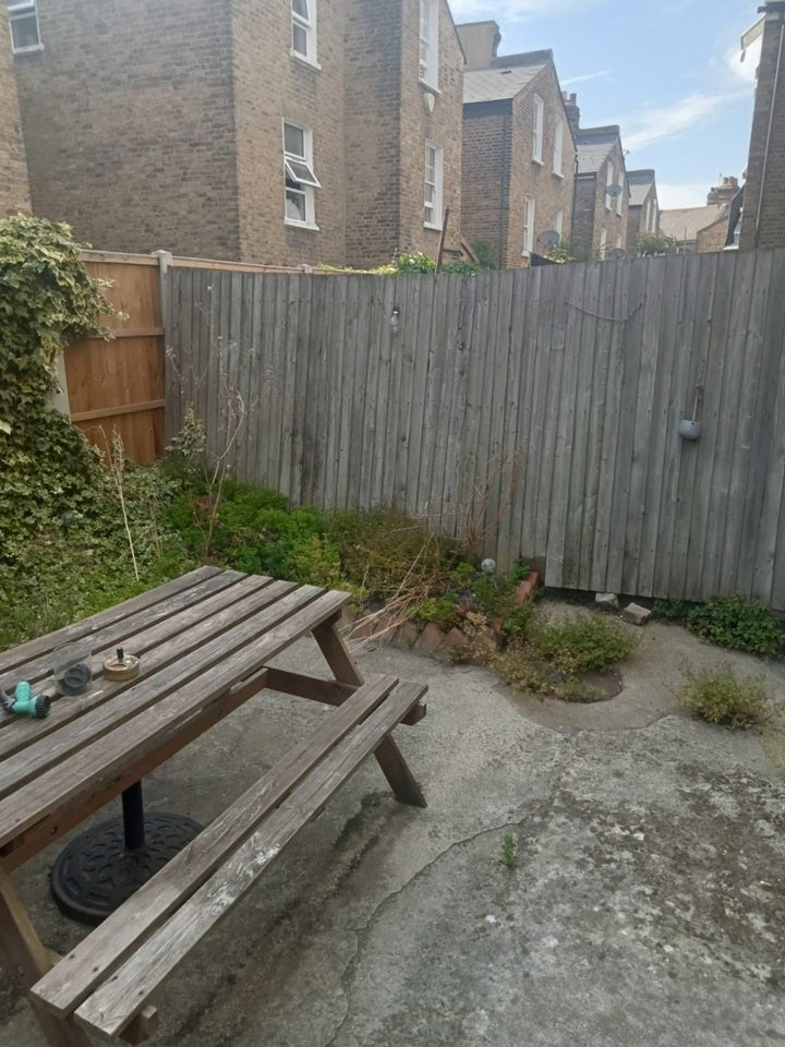Flat Ballater Road in Greater London