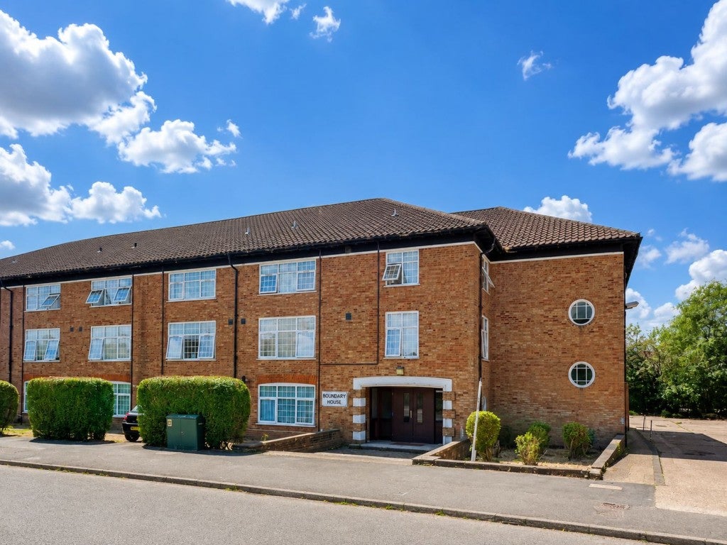 Flat Boundary Lane in Welwyn Hatfield