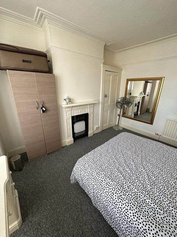 Room Shrubland Road in Greater London