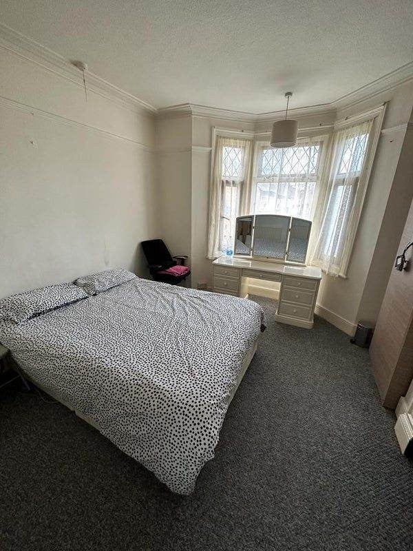 Room Shrubland Road in Greater London