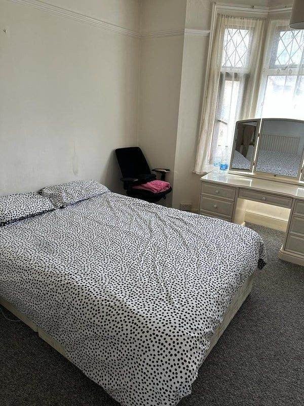 Room Shrubland Road in Greater London