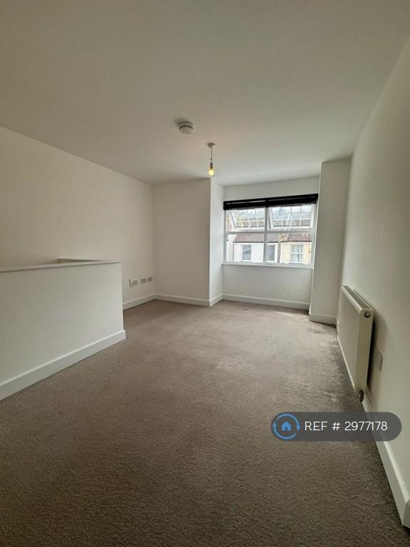 Flat Lower Road in Greater London
