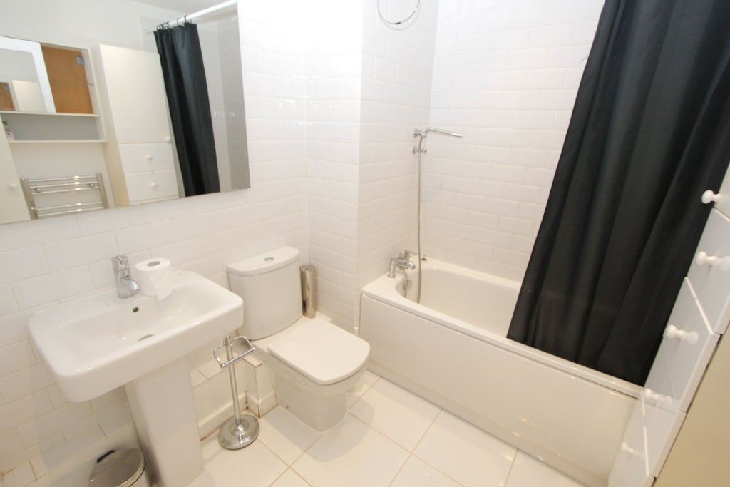 Room Globe Road in Greater London