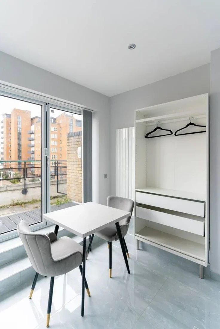 Room St. Davids Square in Greater London