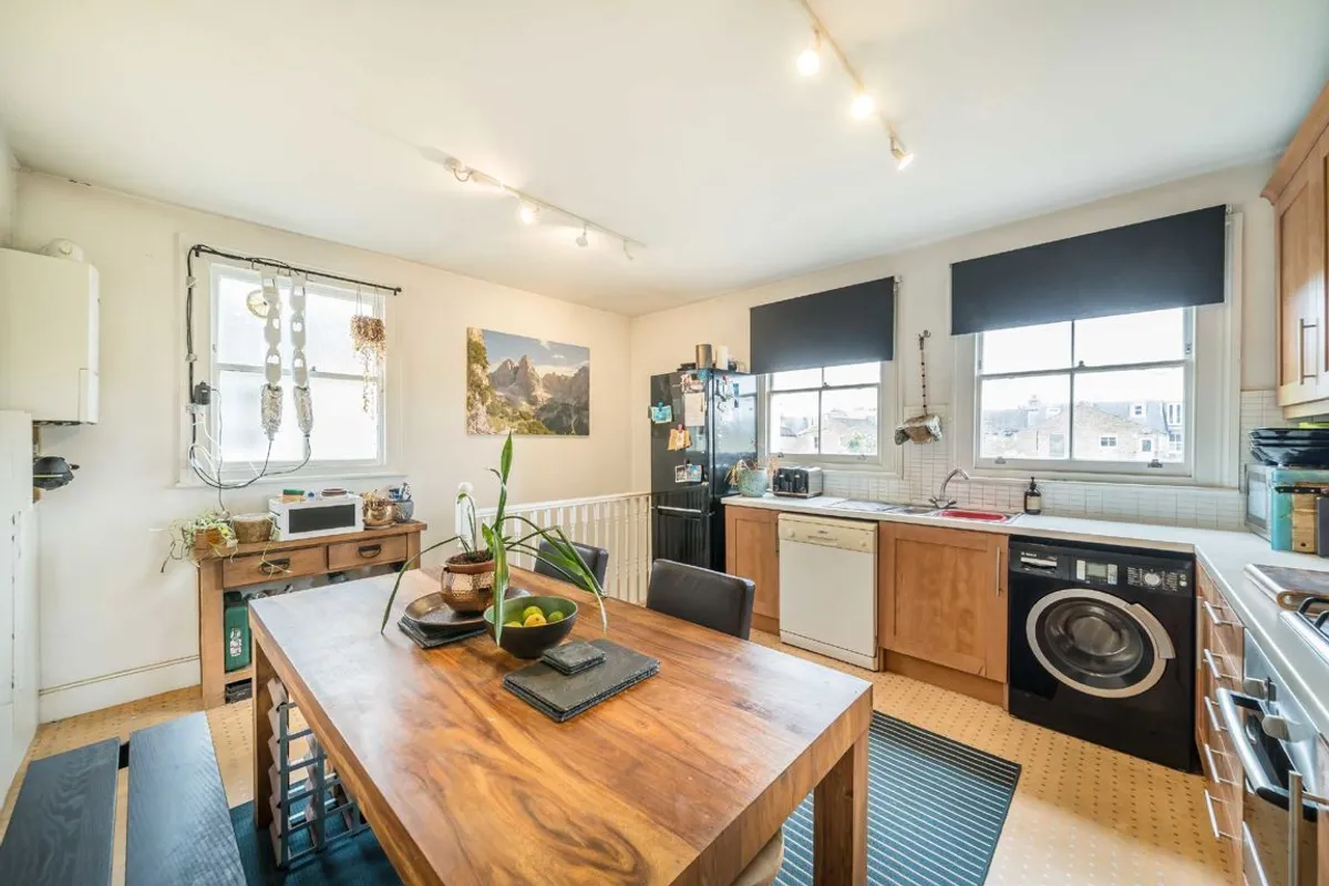 Flat Burntwood Lane in Greater London