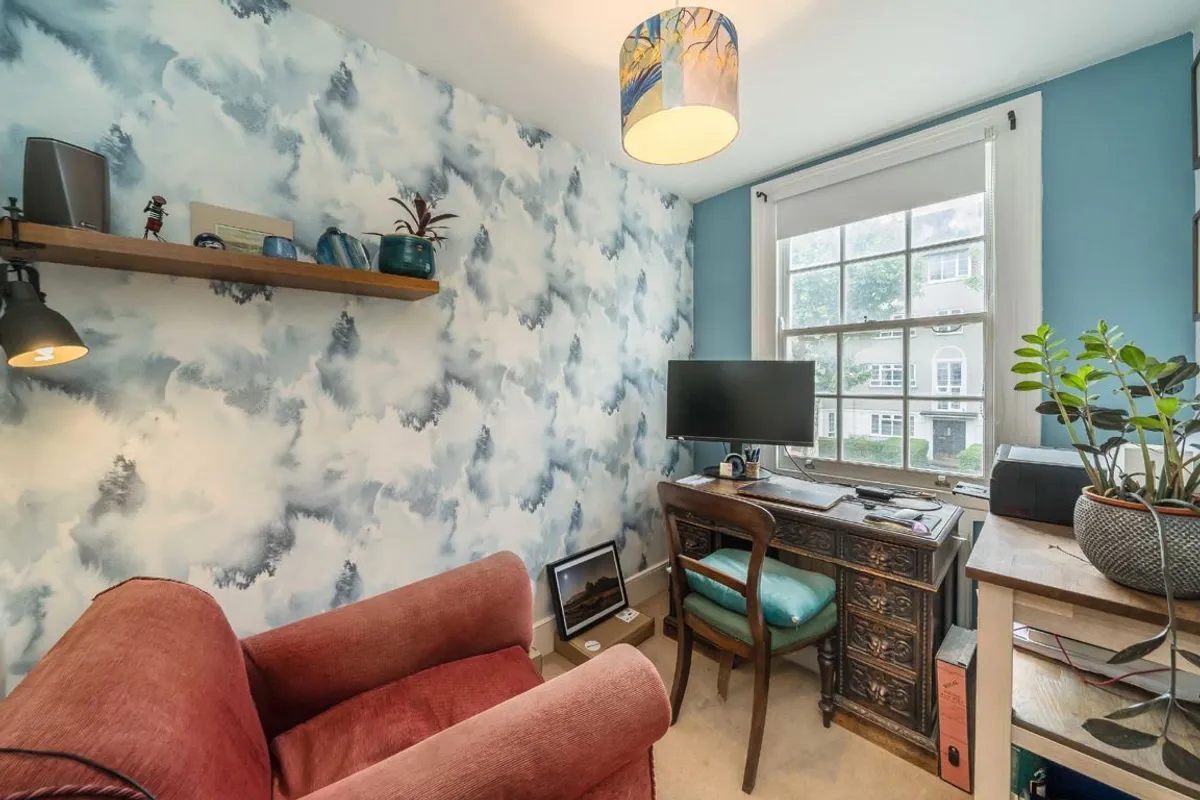 Flat Burntwood Lane in Greater London