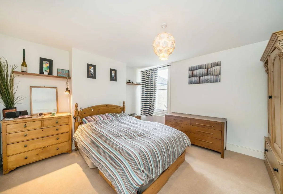Flat Burntwood Lane in Greater London