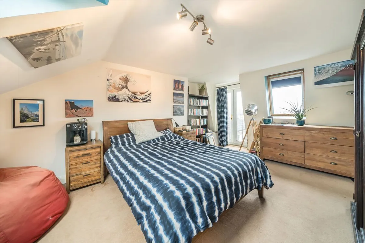 Flat Burntwood Lane in Greater London