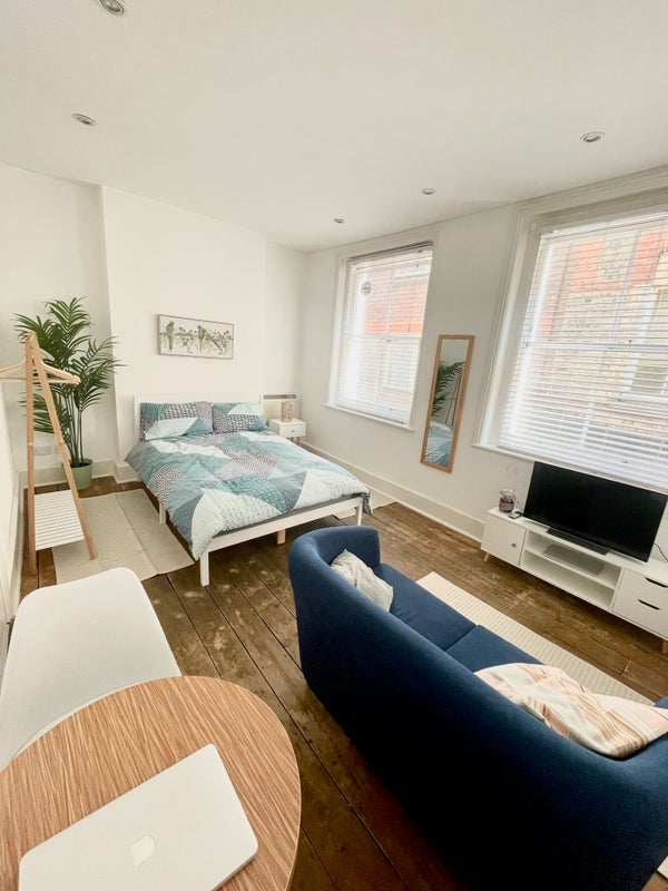 Flat Green's Court in City of Westminster