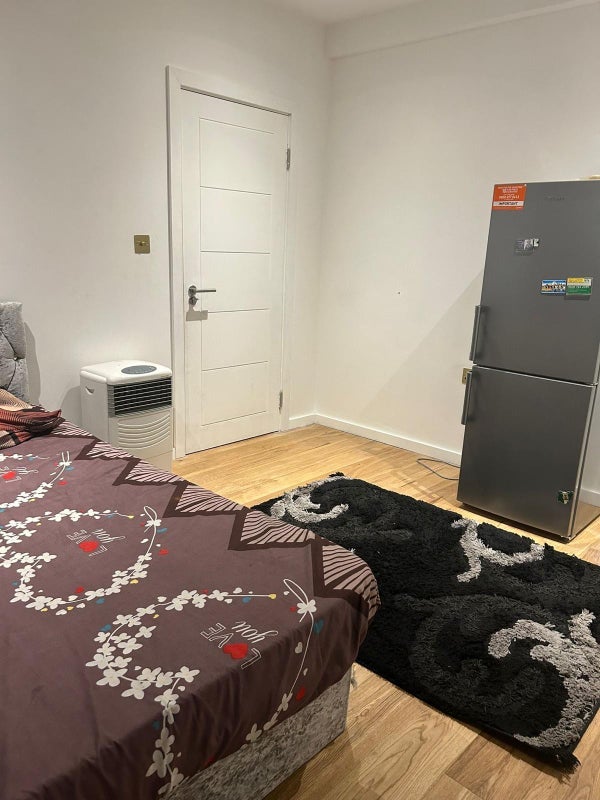 Room Selby Road in Greater London