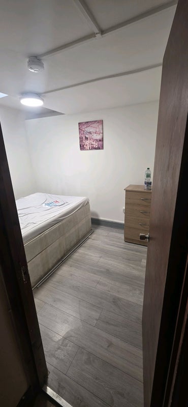 Flat Newton Road in Greater London