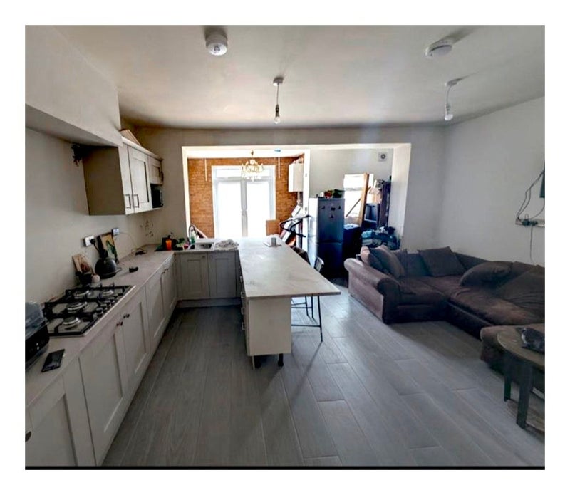 Room Forfar Road in Greater London