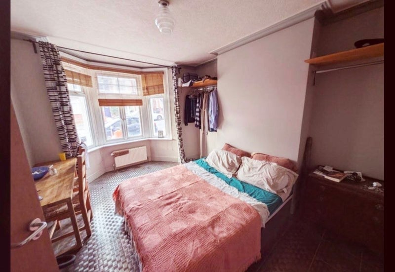 Room Forfar Road in Greater London