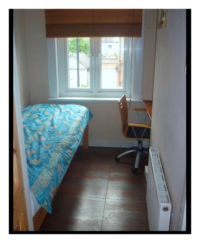 Room Forfar Road in Greater London