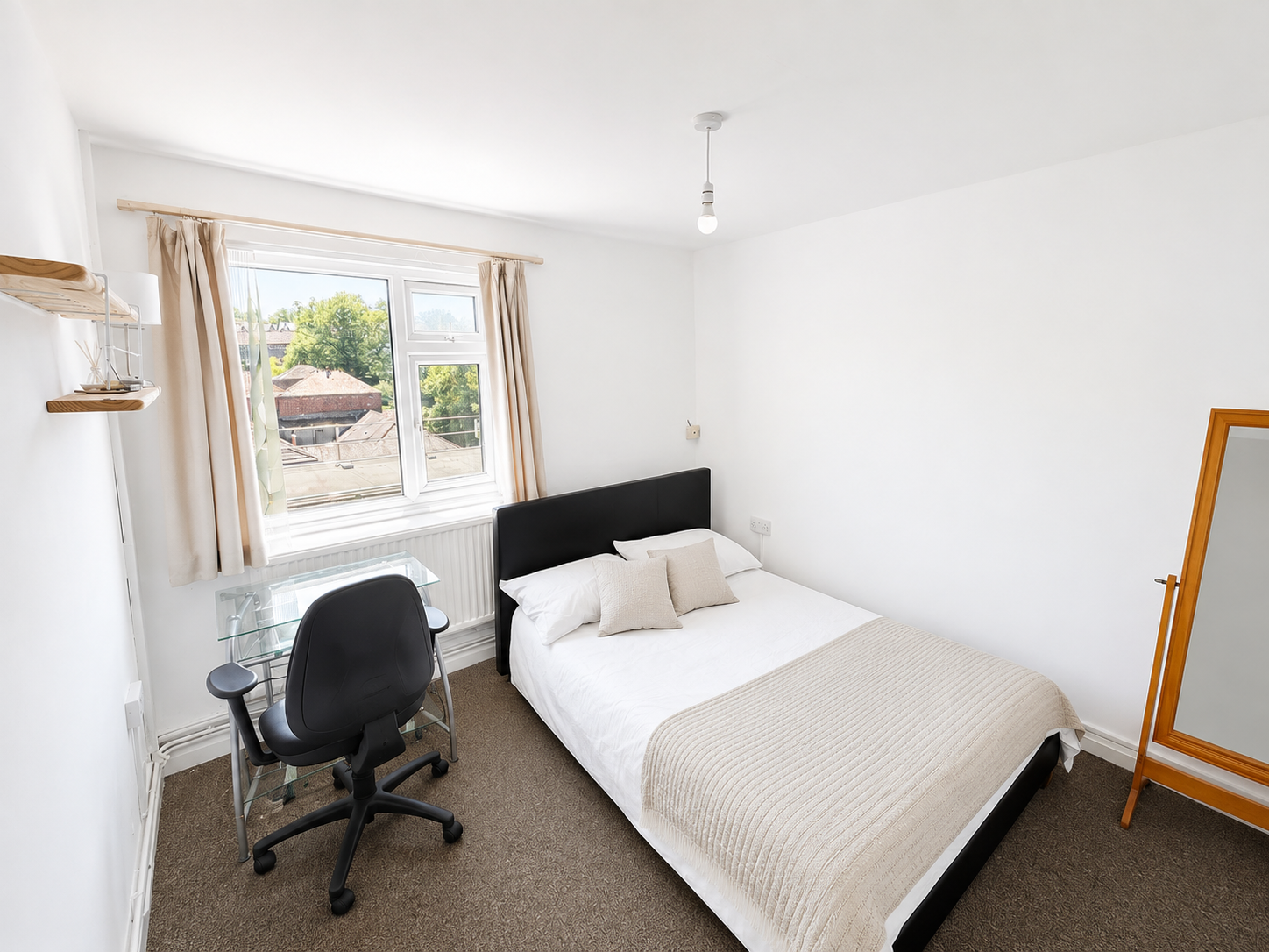 Room Snuff Mill Lane in Sheffield