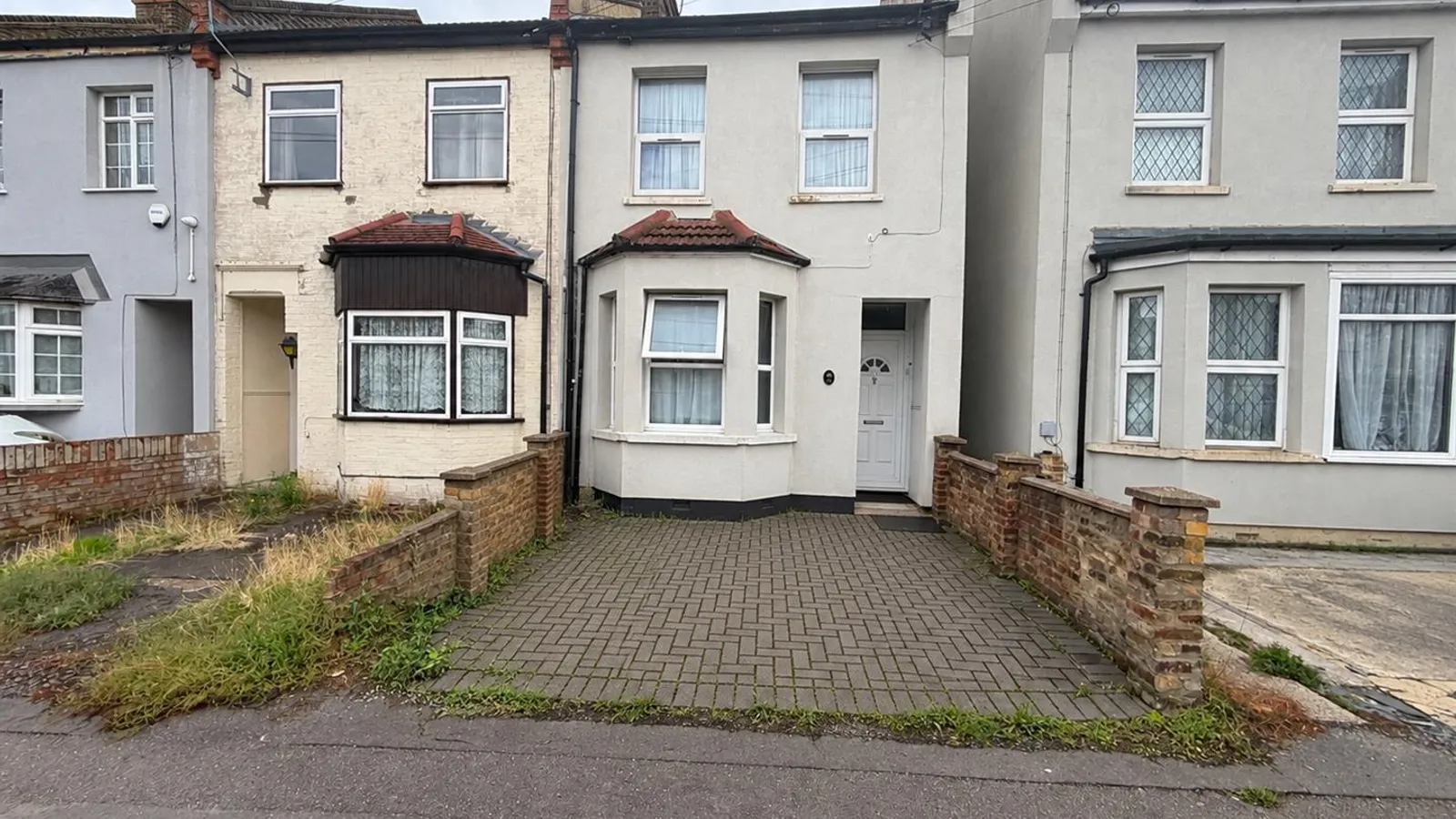 Flat Angel Lane in Greater London