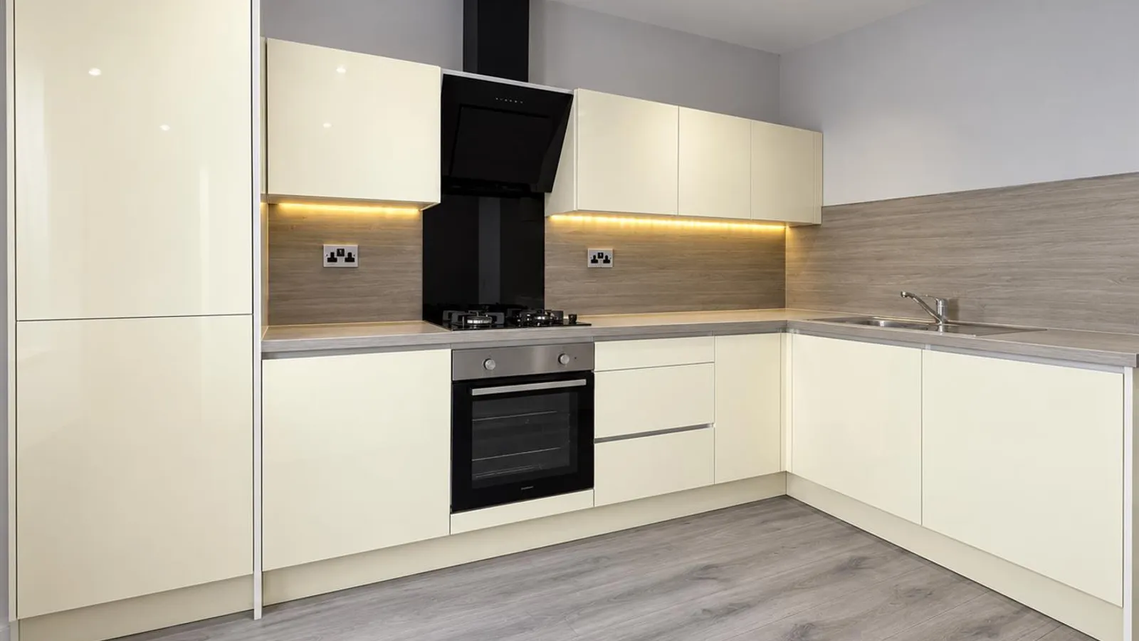 Flat Angel Lane in Greater London