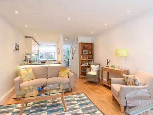 House Winchelsea Close in Greater London