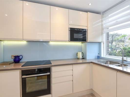 House Winchelsea Close in Greater London