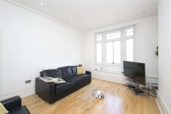 Flat Upper Street in Greater London