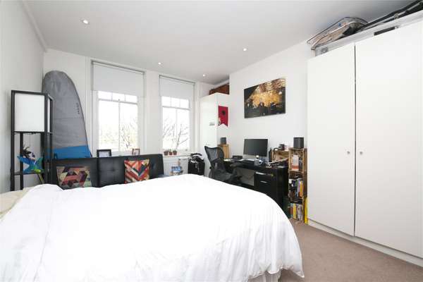Flat Upper Street in Greater London