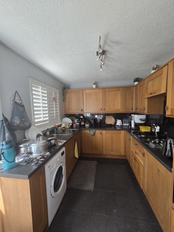 Room Barnfield Close in Liverpool