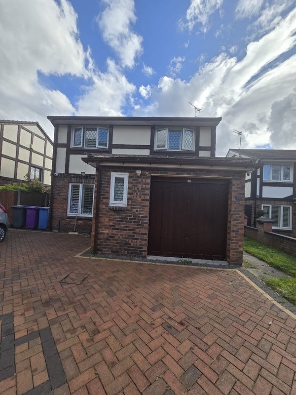 Room Barnfield Close in Liverpool