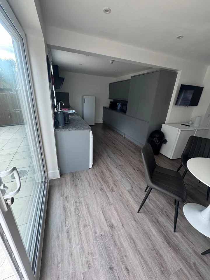 Room Almond Close in Greater London
