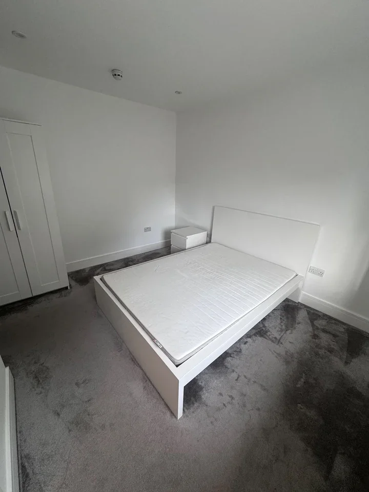 Room Almond Close in Greater London