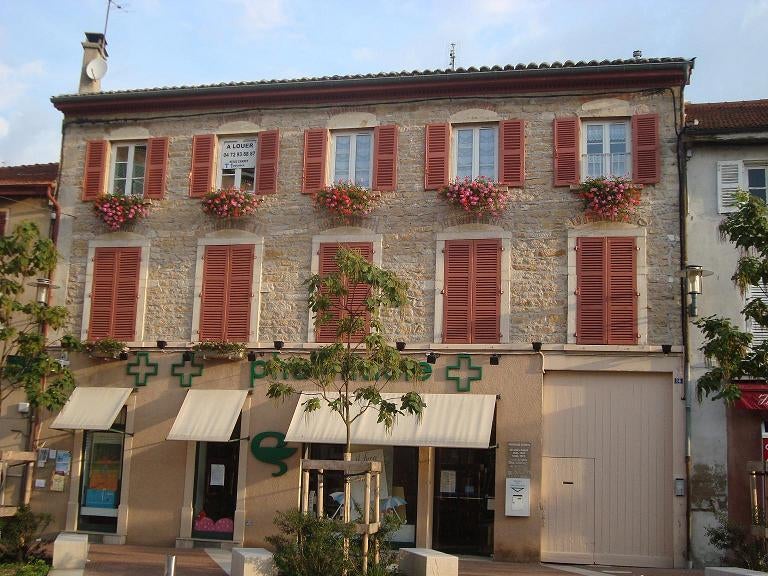 Flat Place de l'Église in Montmerle-sur-Saône