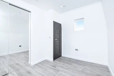 Flat Dukes Avenue in Greater London