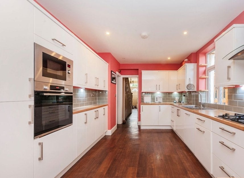 House Fairmile Avenue in Greater London