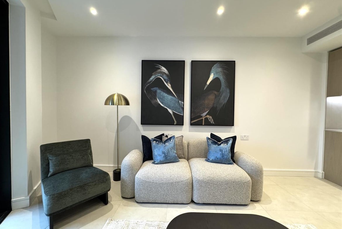 Flat Ponton Road in Greater London