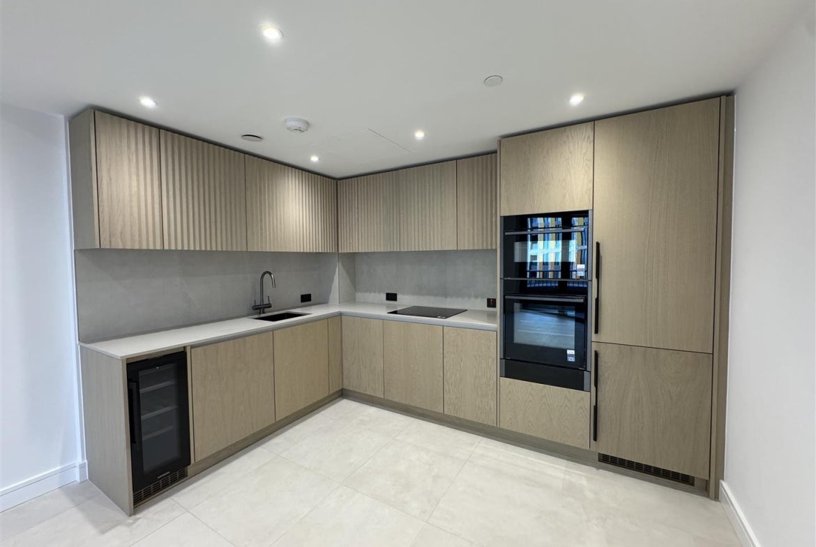 Flat Ponton Road in Greater London