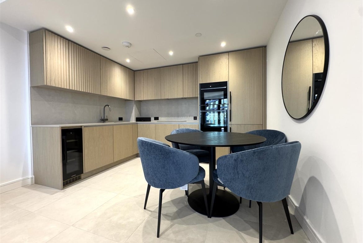Flat Ponton Road in Greater London