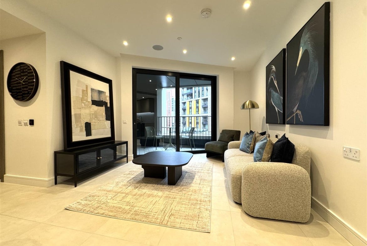 Flat Ponton Road in Greater London