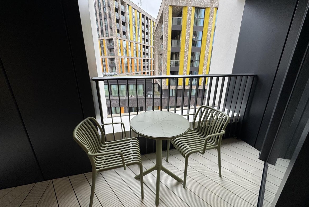 Flat Ponton Road in Greater London