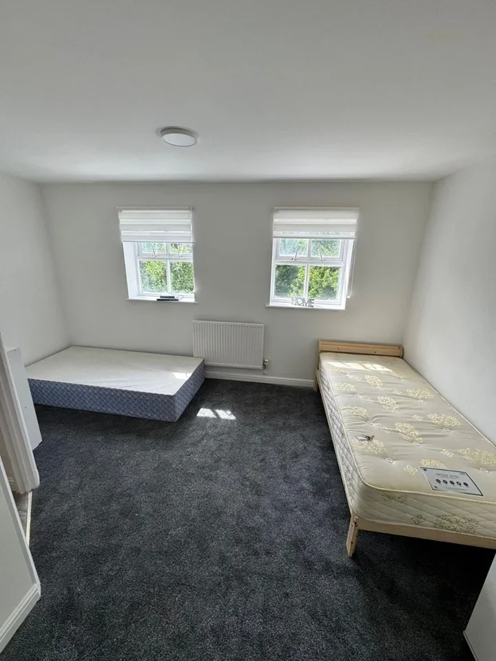 Room Chamberlayne Avenue in Greater London