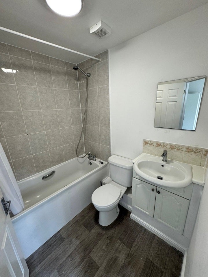 Room Chamberlayne Avenue in Greater London