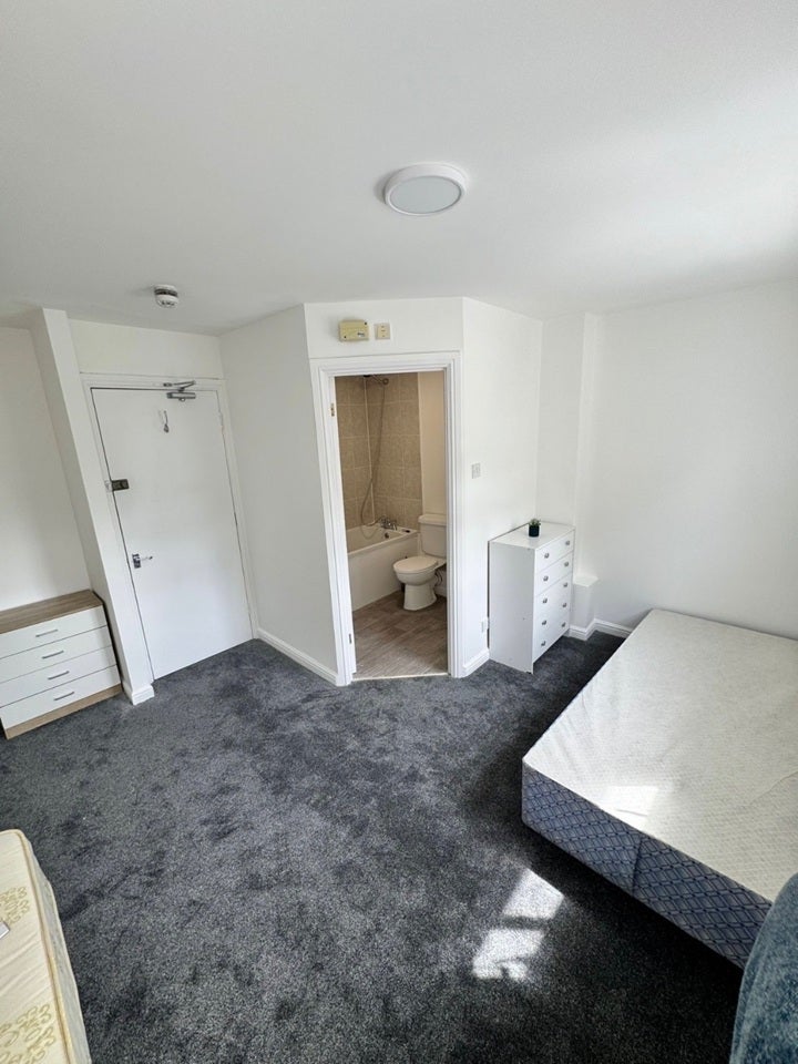 Room Chamberlayne Avenue in Greater London