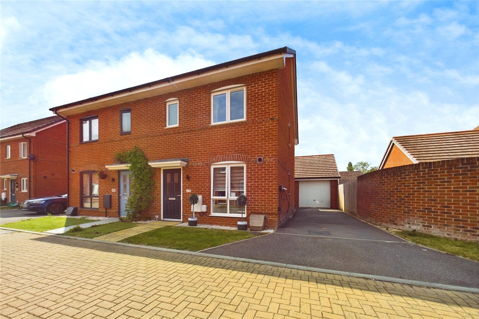 House Albert Close in Spencers Wood