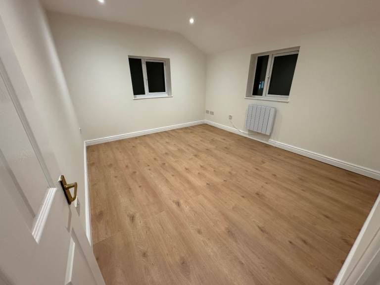 Flat Long Lane in Greater London